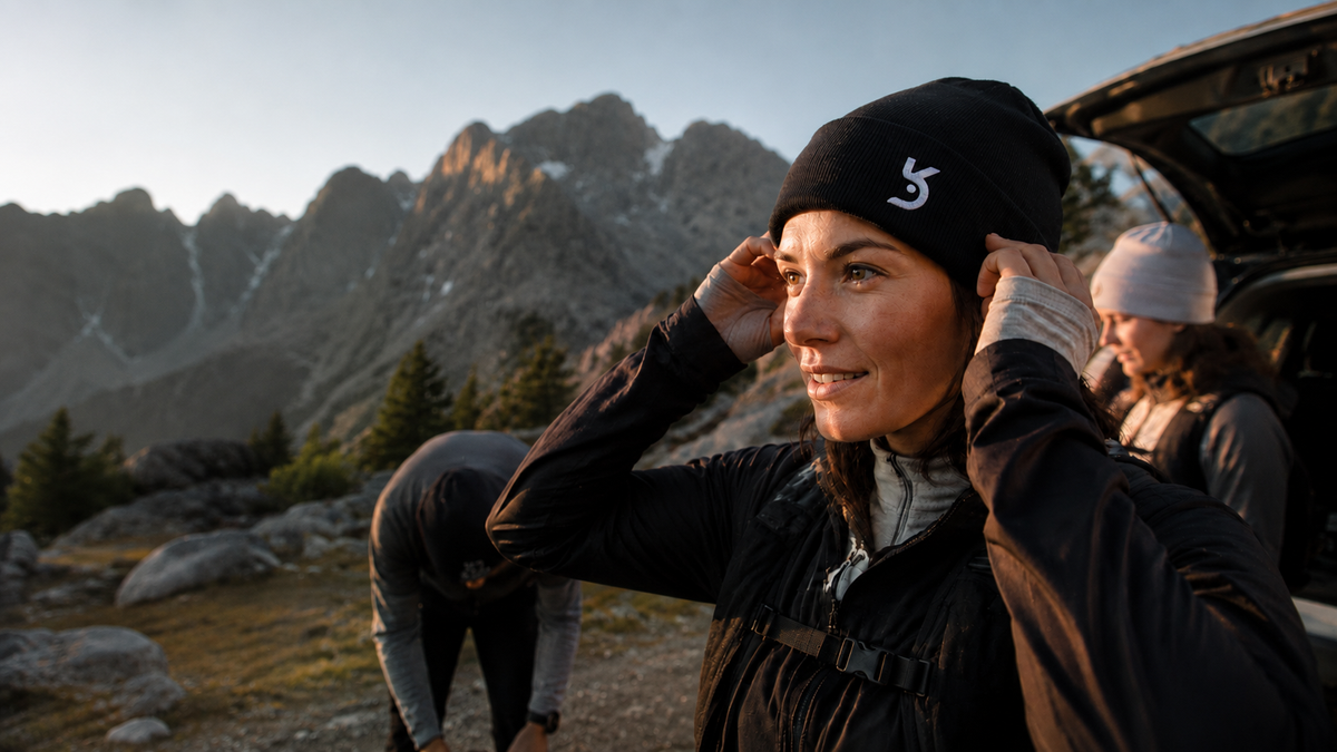 Racrabbit Headwear — mulher usando gorro preto bordado nas montanhas